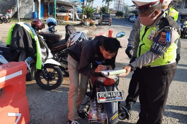 Pasang Plat Motor Huruf Thailand Pengendara Alasan Terobsesi